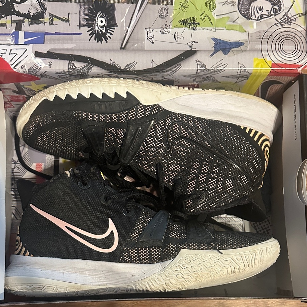 Kids Nike Kyrie 7. Size 6